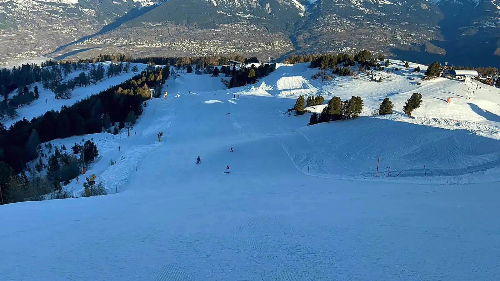 Ski piste panorama in the 4 Vallées